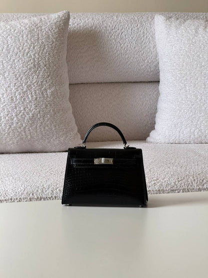 Hermes
minikelly 19cm💕master quality😍with box❤️
510 dhs✅🇦🇪

Zain52
♥️♥️♥️