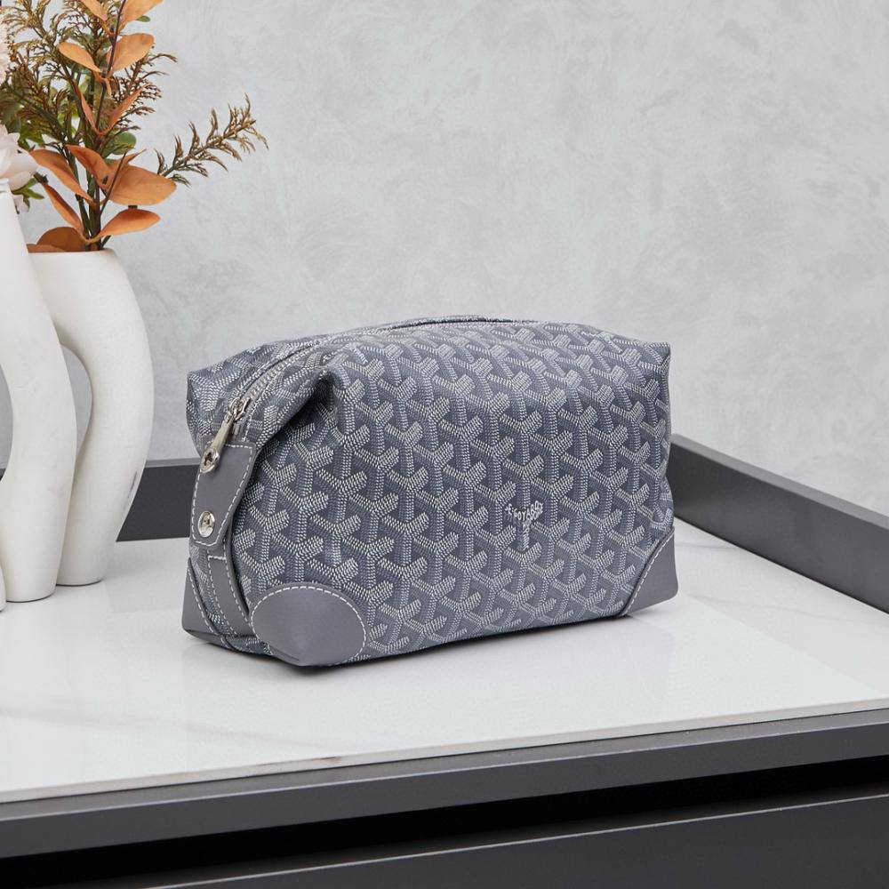 Goyard
220 dhs✅ 
with box
🎁🎁🎁

Very good quality

Zain131
♥️♥️♥️
