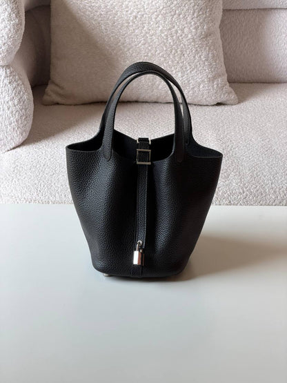 Hermes
picotin 18cm💥Master quality ✅

with box📦

340 dhs✅

Zain52
♥️♥️♥️