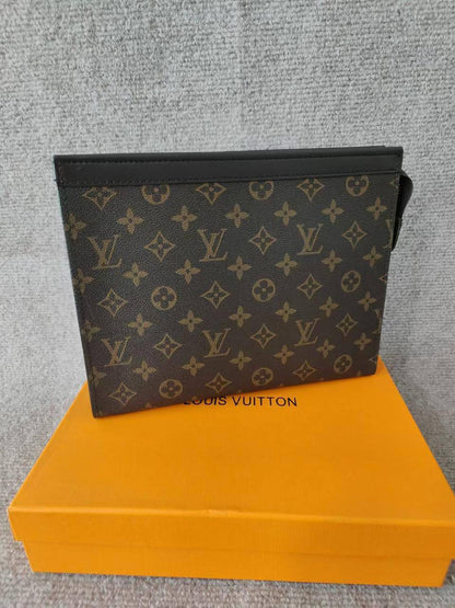 💖 Brand Clutch
1️⃣ First quality +🎁
Size : 28 * 18.5 cm
60 dhs🌺
with box 🎁

Zain115
♥️♥️♥️