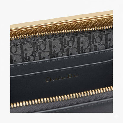 CHRISTIAN DIOR in Tweeds
Booktote Handbag
Gold Metal Hardware
Has a Belt Strap
Size: 26 cm
With BOX
🎁🎁🎁

110 dhs✅

Zain239
♥️♥️♥️