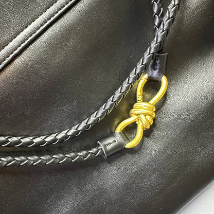 BOTTEGA 
HIGH QUALITY 
95 dhs✅
SIZE: 35cm

Zain39
♥️♥️♥️