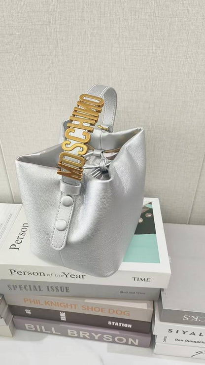 Moschino
100 dhs🇦🇪🇦🇪
size  19cm
High quality

Zain26
♥️♥️♥️