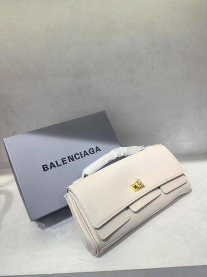 Balennciaga  
120 dhs✅
Size 28cm

Zain161
♥️♥️♥️