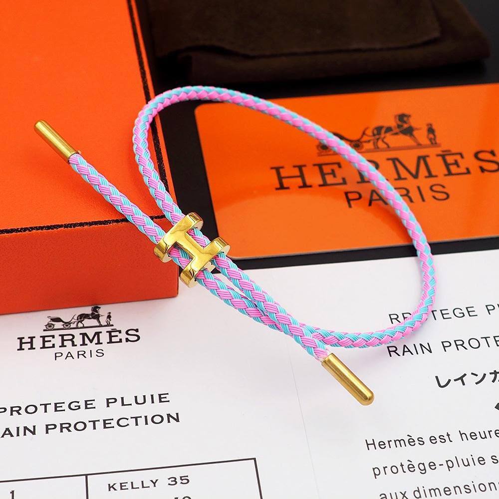 Hermes
Good quality 
Bracelet 
With black boxes
20 dhs🇦🇪🇦🇪

With normal boxes and 
Paper bag
30 dhs🇦🇪🇦🇪

With original boxes
40 dhs🇦🇪🇦🇪

Zain216
♥️♥️♥️