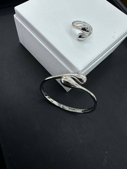 Bottega set
Bangle (Medium)
Ring 💍 (Adjustable)

Fashion quality 🎊
*40* AED simple box 📦

Zain48
