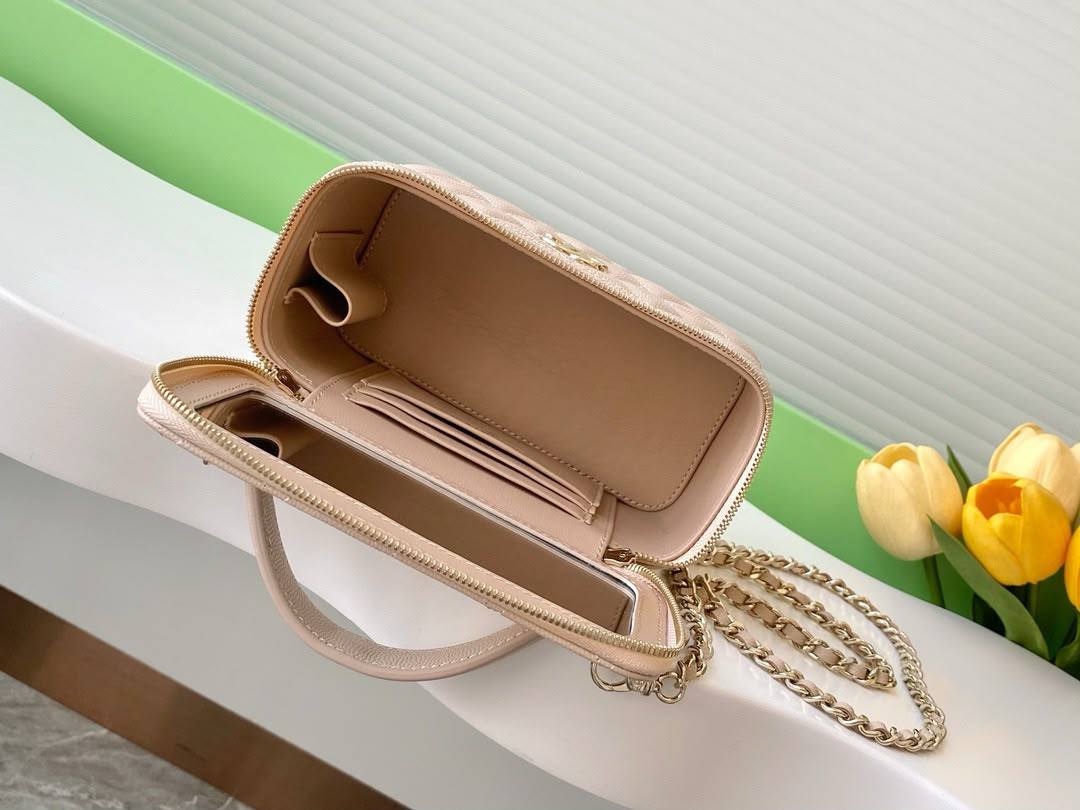 CHANEL GOOD QUALITY 
WITH BOX   
100 dhs✅

Zain295
♥️♥️♥️