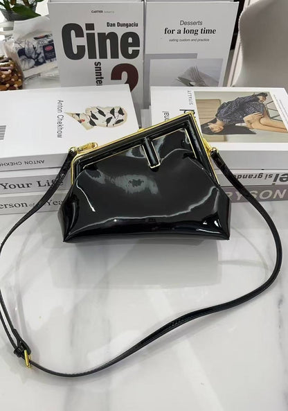 Fendi 

120 dhs✅

with box
🎁🎁🎁

Zain235
♥️♥️♥️