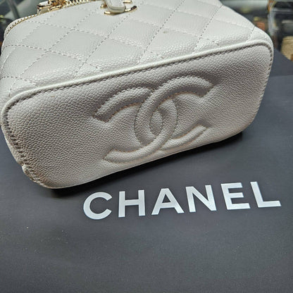 CHANEL ᴠᴀɴɪᴛʏ ᴅʀᴇssᴇʀ
ʜᴀs ᴍɪʀʀᴏʀ ɪɴsɪᴅᴇ
ᴄᴀᴠɪᴀʀ ʟᴇᴀᴛʜᴇʀ ᴍᴀᴛᴇʀɪᴀʟ
ɢᴏʟᴅ ʜᴀʀᴅᴡᴀʀᴇ
sɪᴢᴇ : 17.5 cm
ᴡɪᴛʜ BOX
🎁🎁🎁

90 dhs❤️

Zain31
♥️♥️♥️