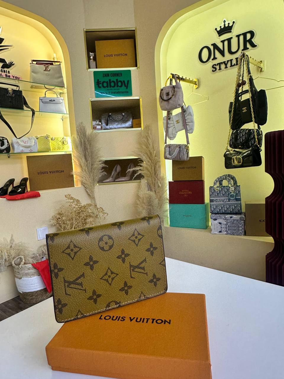 Lv wallet

30 dhs
With box

Zain169

♥️♥️♥️
Zc