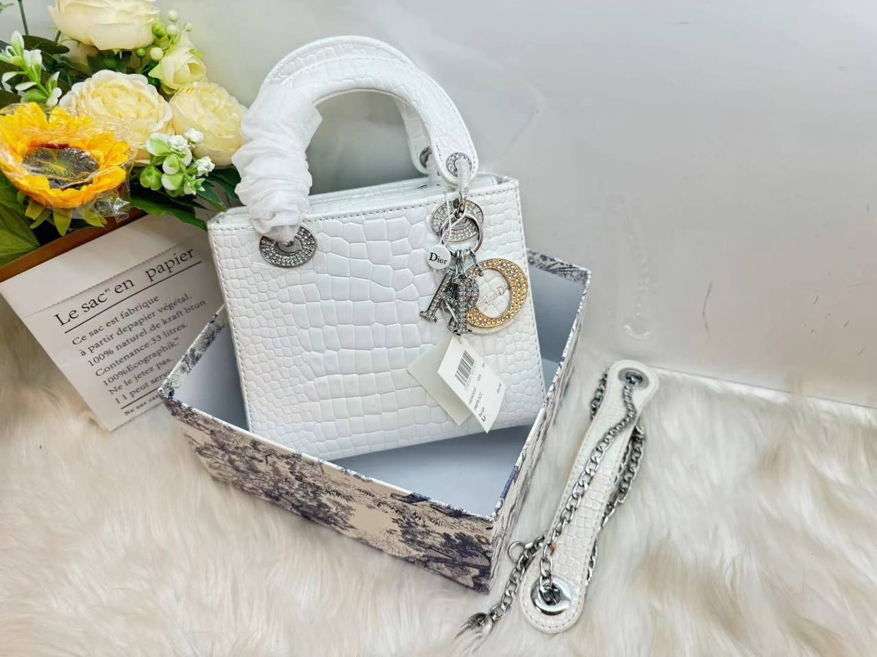 Dior
110 dhs✅
with box
size 17cm

Zain26
♥️♥️♥️