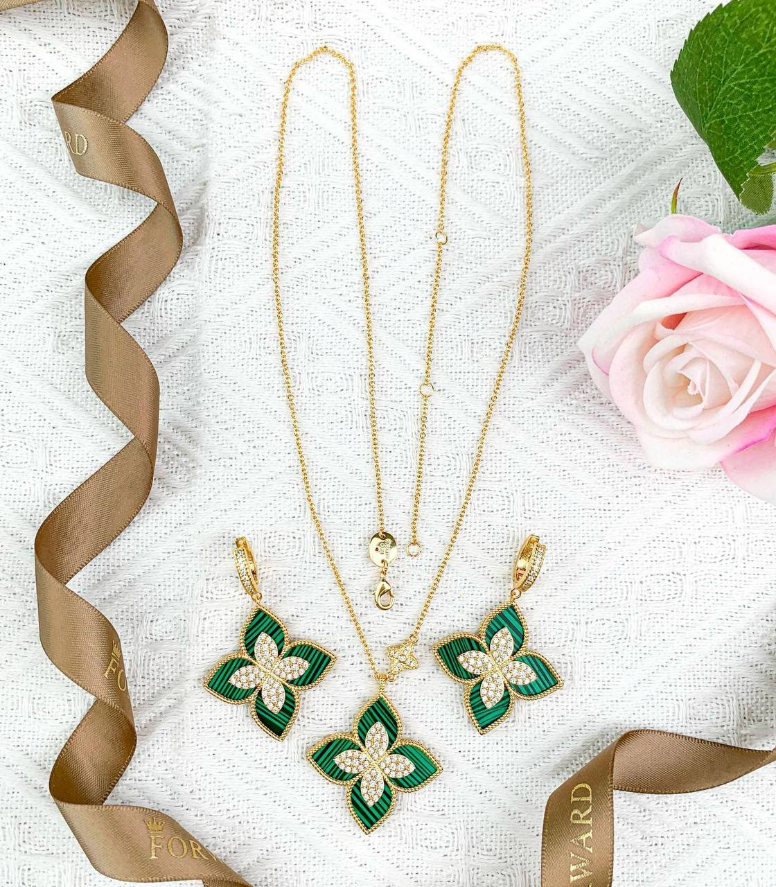 Roberto coin ❤️‍🔥*
Necklace ✨
Earring 🦋
With normal boxes 🗃️ 
160 dhs🌺
With master box 📦 
230 dhs🌺

Zain216
♥️♥️♥️