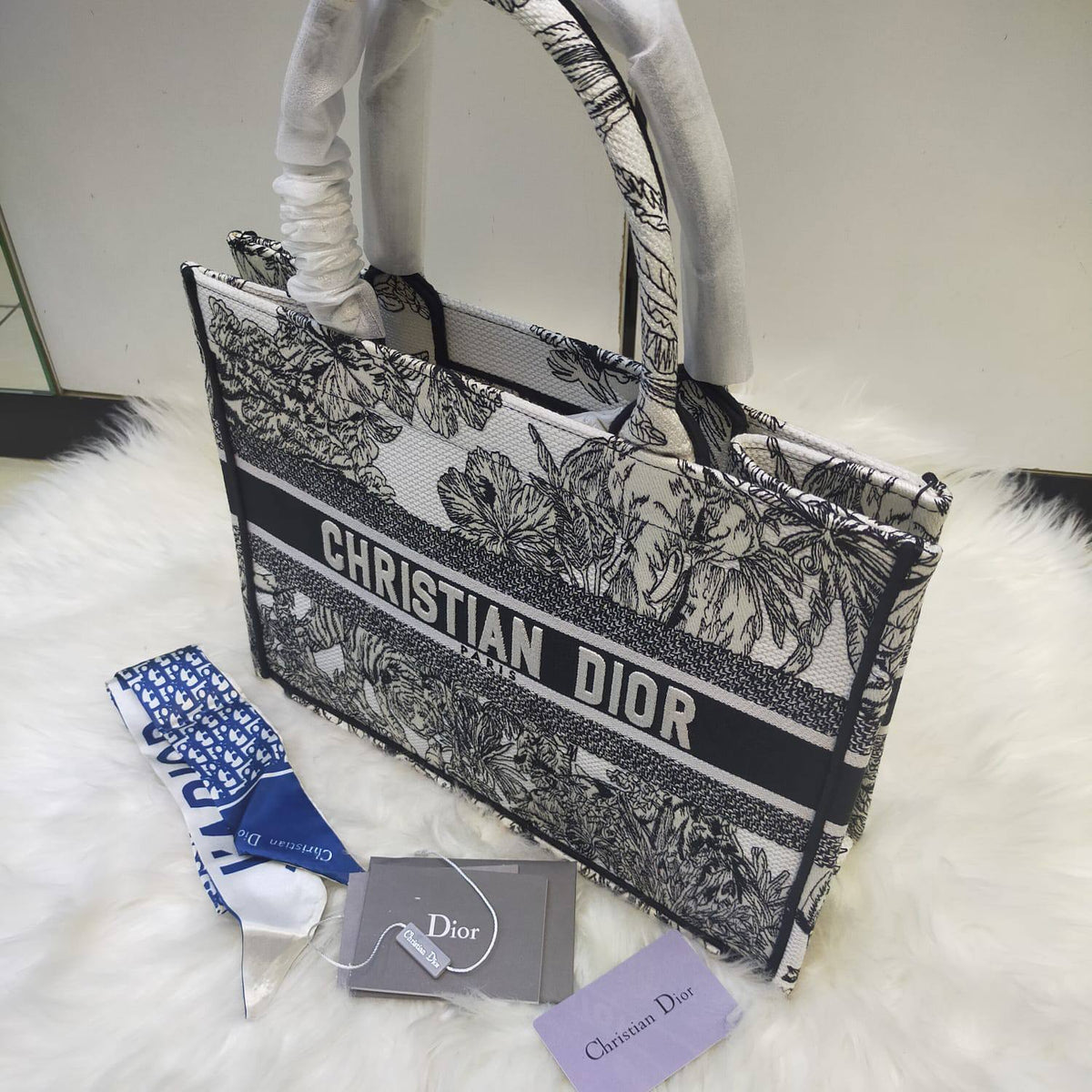 Dior

125 dhs🇦🇪🇦🇪
High quality 

Zain235
♥️♥️♥️