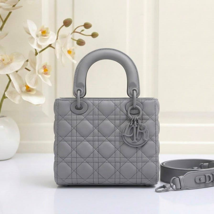 Dior
High quality 
Size：20cm
With box 
120 dhs🇦🇪🇦🇪

Zain136
♥️♥️♥️