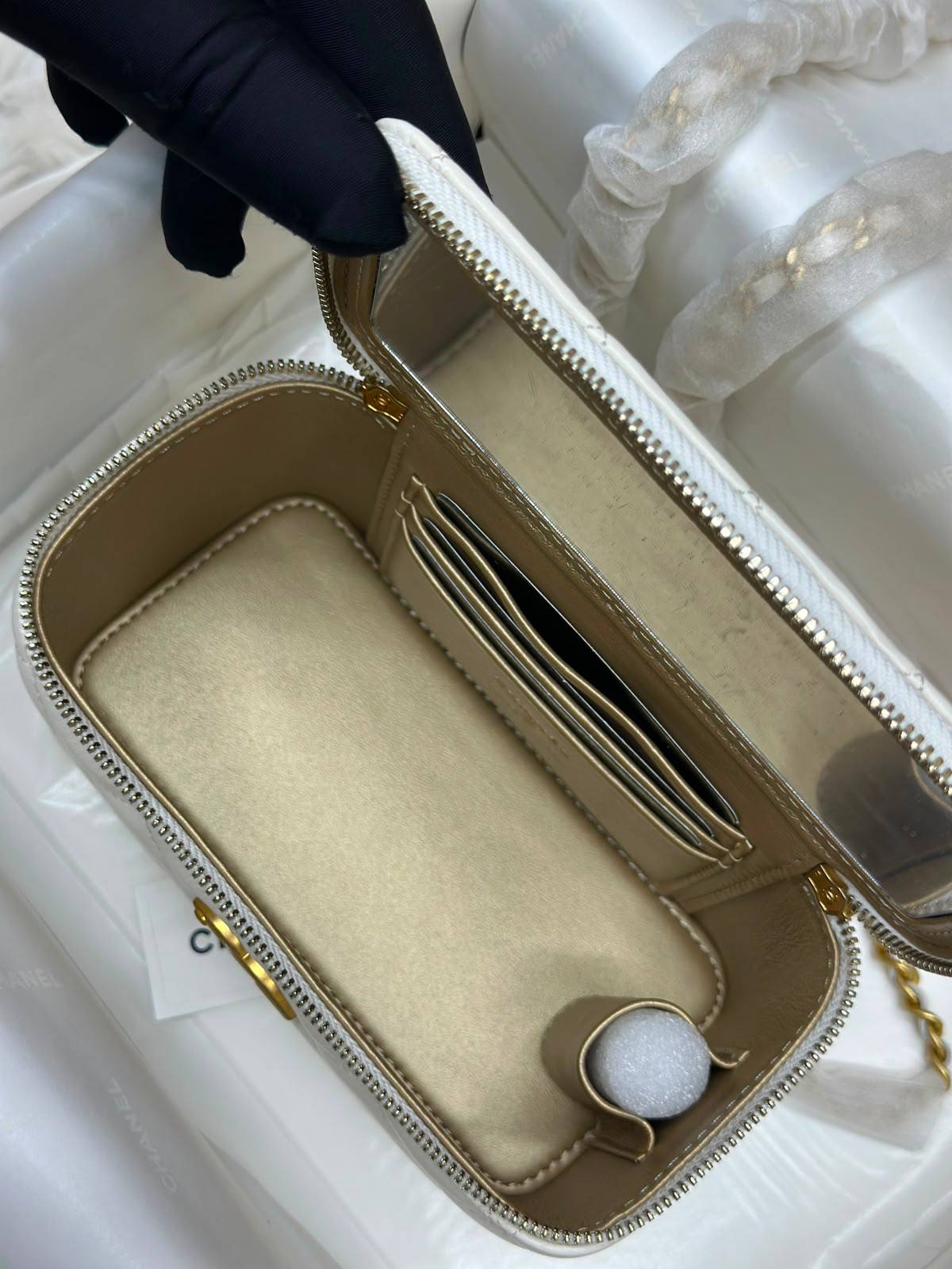 white Chanel quilted vanity bag features gold-tone hardware and a chain strap💯💯 
Original Quality 💯💯
For Price 👇 WhatsApp✅
0568585901 
0507557372
0552275751 Owner Zain 👌

Zain71
♥️♥️♥️