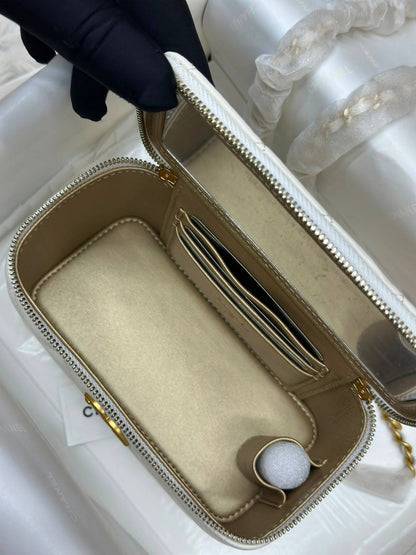 white Chanel quilted vanity bag features gold-tone hardware and a chain strap💯💯 
Original Quality 💯💯
For Price 👇 WhatsApp✅
0568585901 
0507557372
0552275751 Owner Zain 👌

Zain71
♥️♥️♥️