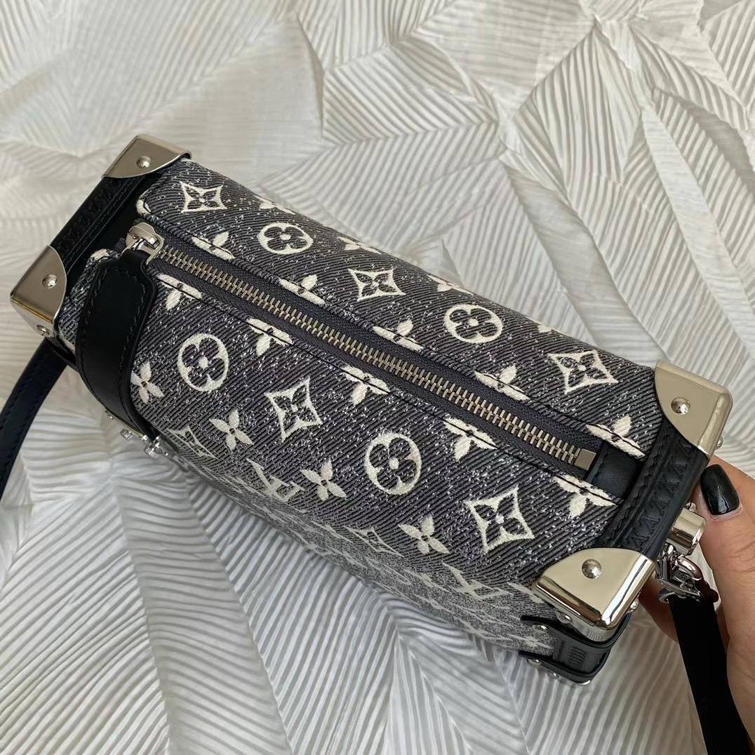 Vuitton Monogram 
Jacquard Denim Side Trunk

For Price 👇 WhatsApp✅
0568585901 
0507557372
0552275751 Owner Zain 👌

Zain71
♥️♥️♥️