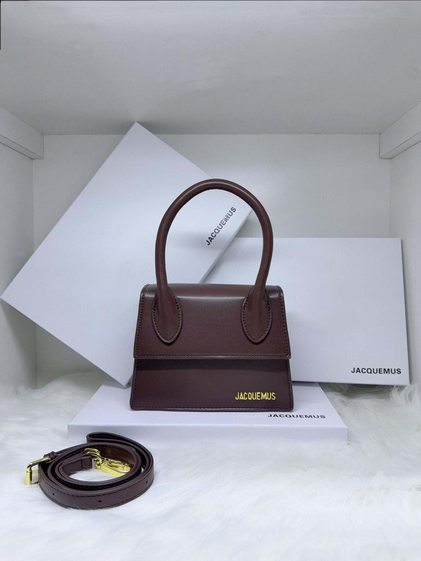 Jacquemus
✨✨NEW ✨✨
95 dhs💓

with box
🎁🎁🎁

Zain38
♥️♥️♥️