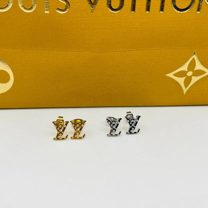 New arrival Stainless steel non tarnish branded earrings 
20 dhs✅ / pc without box

30 dhs✅pc with branded box and paperbag

Zain243
♥️♥️♥️
