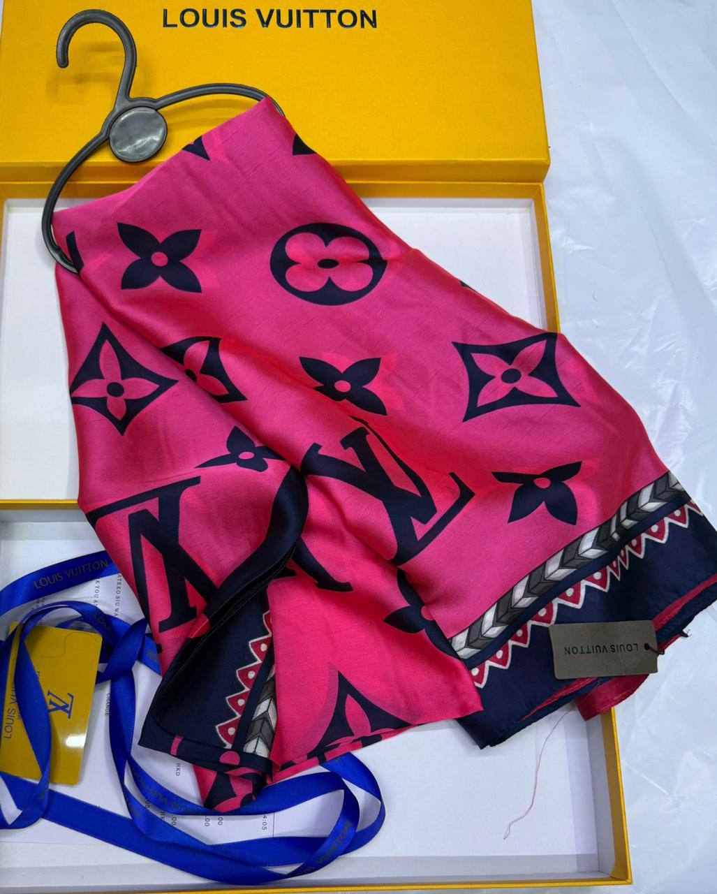 LV - Gucci
Silk scarf 
40 dhs✅
55 dhs✅ 

with box🎁🎁🎁

Zain93
♥️♥️♥️
