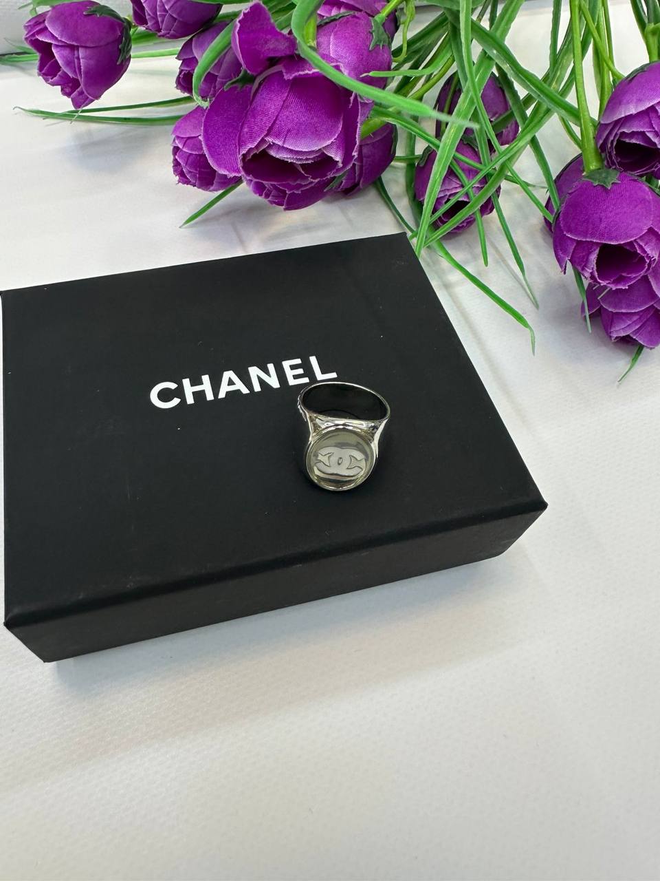 CHANEL ❤️‍🔥*
Ring 💍 
Available size 6,7,8,9
Master quality 💯
With normal boxes 🗃️ 
50 dhs✅
With master box 📦 
65 dhs✅

Zain216
♥️♥️♥️