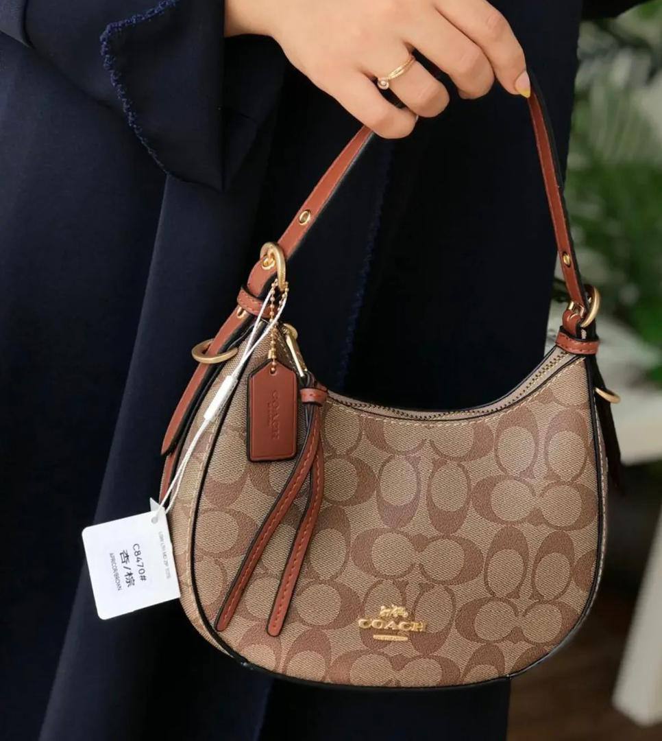 Coach

95 dhs💓
SIZE：21×18×8cm
High quality

Zain35
♥️♥️♥️