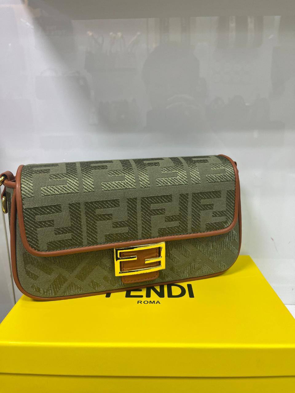 Fendi
Best quality

With box’s
🎁🎁🎁

120 dhs❤️
size 26cm

Zain158
♥️♥️♥️