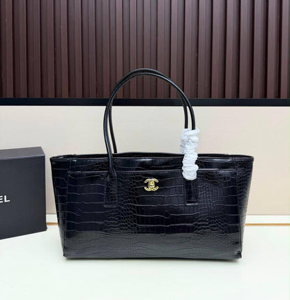 CHANEL COPY ONE 
NEW CAME 
210 dhs🇦🇪🇦🇪
SIZE: 35cm

Zain295
♥️♥️♥️
