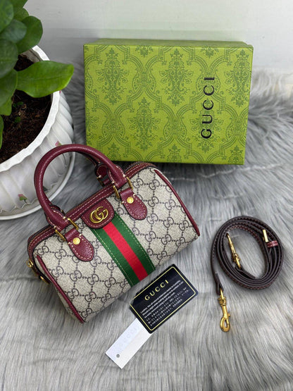 GUCCI
SIZE  ………19CM 🥰
90 dhs💓

with BOX😊
🎁🎁🎁

Zain244
♥️♥️♥️