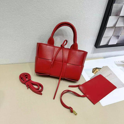 Bottega veneta 

with box 
🎁🎁🎁

90 dhs❤️

Zain177
♥️♥️♥️