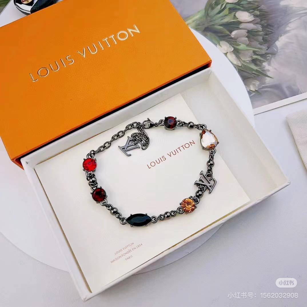 LV 
Master Bracelet 

90 dhs🪙🌨️

Zain32
♥️♥️♥️