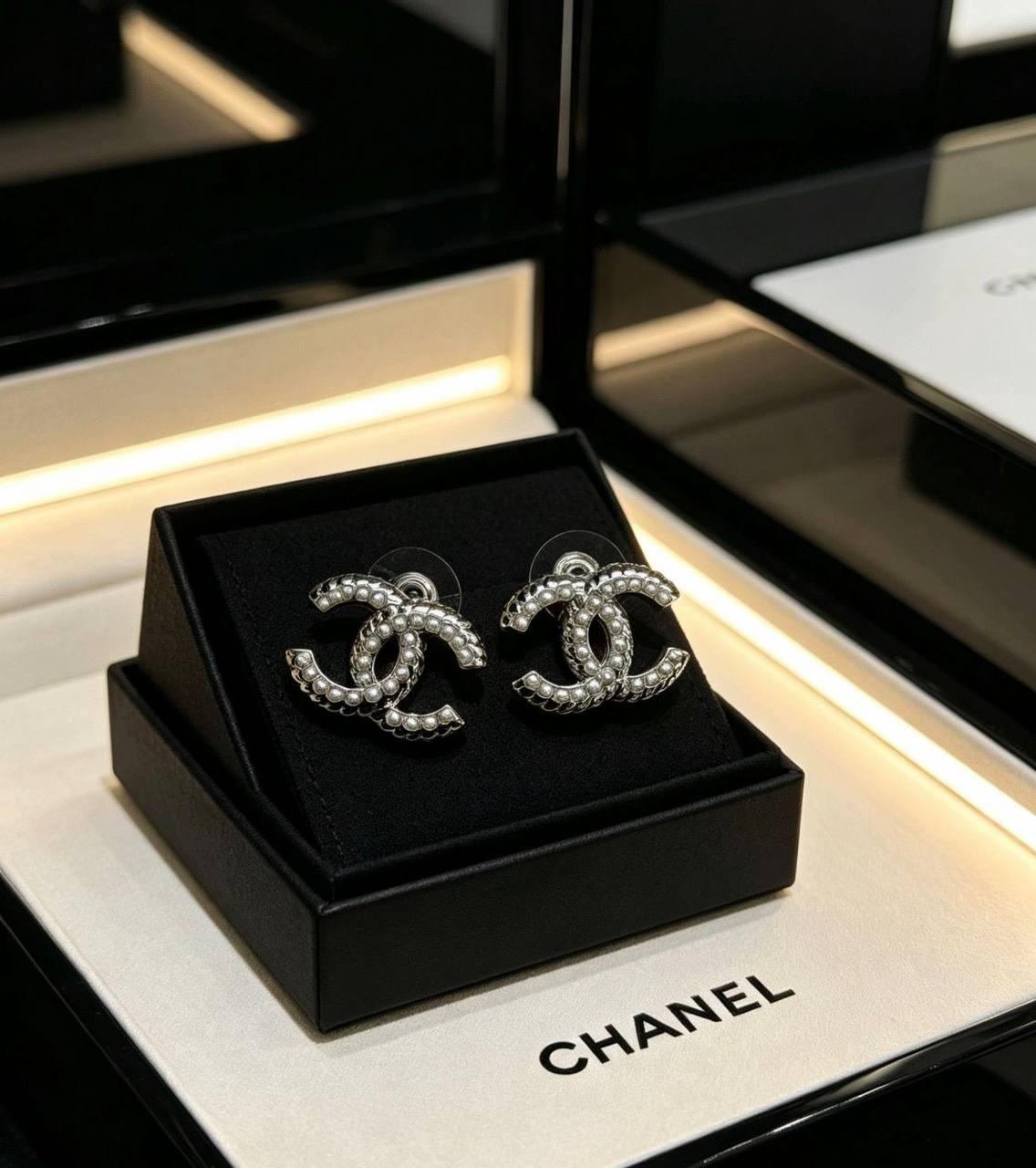 CHANEL ❤️‍🔥*
Earring 💥
Master quality 💯
With normal boxes 🗃️ 
45 dhs✅
With master box 📦 
70 dhs✅

Zain216
♥️♥️♥️