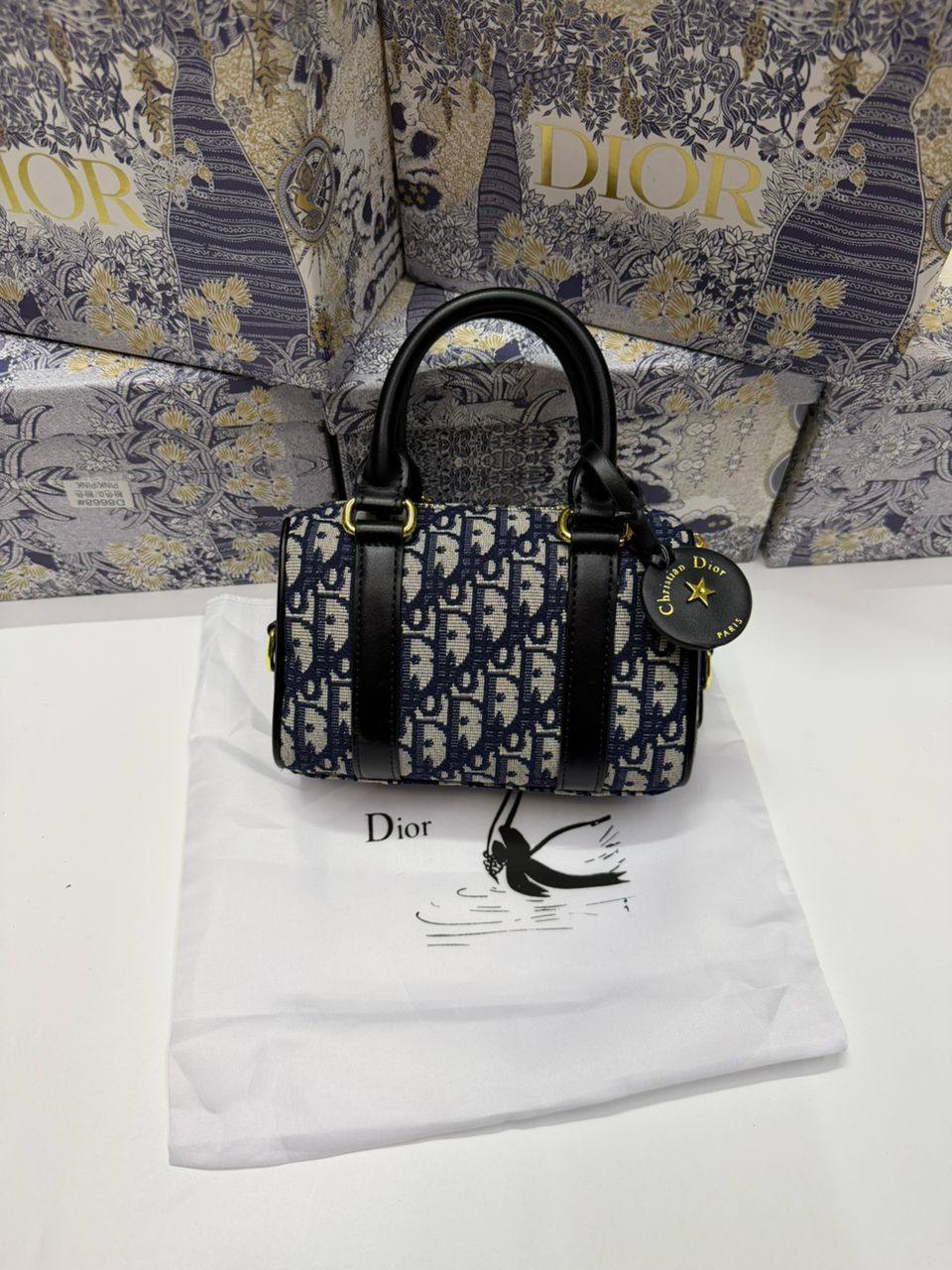Dior
110 dhs🪙🌨️

size:18CM
Good quality 

with box
🎁🎁🎁

Zain35
♥️♥️♥️