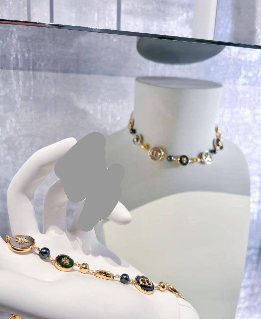 DIOR SET ❤️‍🔥*
Necklace 🦋
Earring✨
Bracelet ❣️
Master quality 💯
With normal boxes 📦 
165 dhs❣️
With master box 🗃️ 
180 dhs❣️

Zain216
♥️♥️♥️