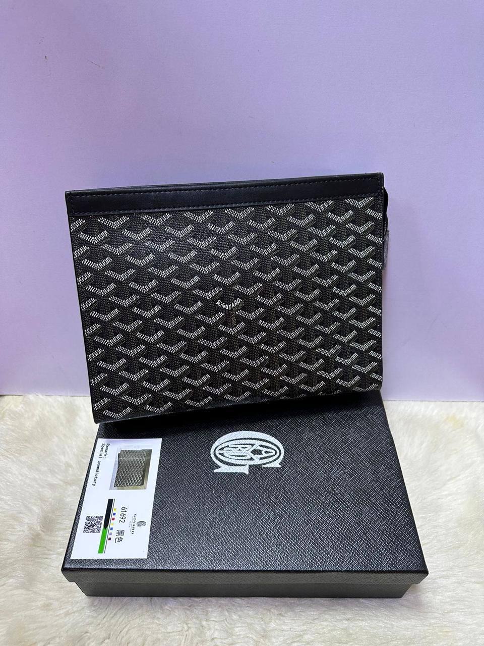 Goyard clutch
Good quality

With box 
🎁🎁🎁

65 dhs🪙💚

Zain50
♥️♥️♥️
