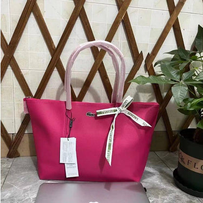 Lacoste
45 dhs🪙🖤
size 43×28×12cm

Zain42
♥️♥️♥️
