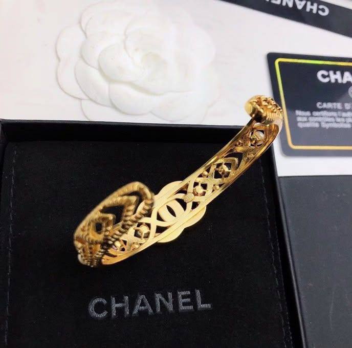 Chanel Bangle* ☘️
Master quality 

*55* AED normal box 📦

Zain48
♥️♥️♥️