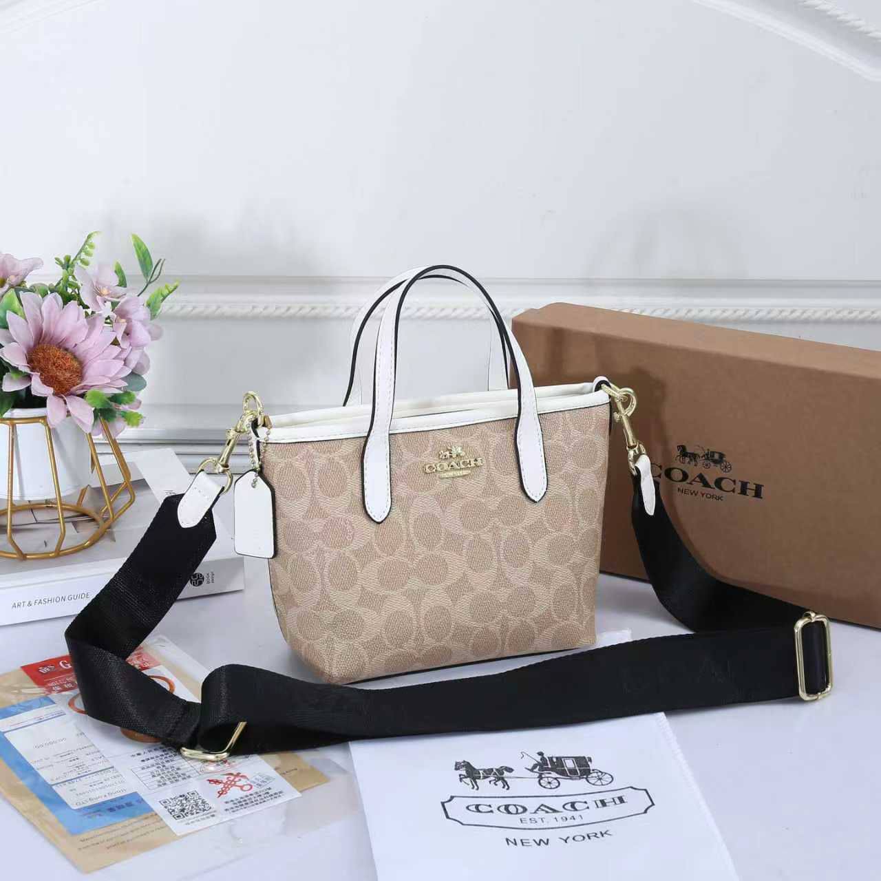 Coach
90 dhs✅ 

with box
🎁🎁🎁

Zain72
♥️♥️♥️