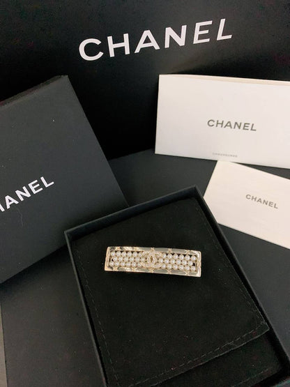 HAIR CLIP
MASTER✨
55 DHS✅
 WITH BOX AND PAPER BAG🎁🛍️

Zain89
♥️♥️♥️