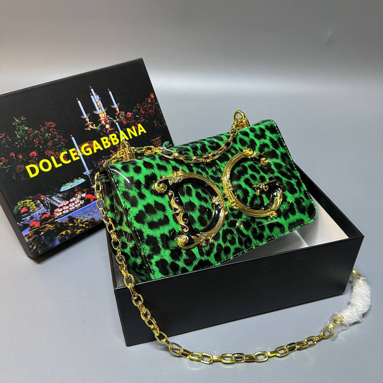 D&G
good quality 

with box 🎁🎁🎁

120 dhs✅

Zain39
♥️♥️♥️