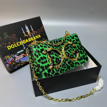 D&G
good quality 

with box 🎁🎁🎁

120 dhs✅

Zain39
♥️♥️♥️