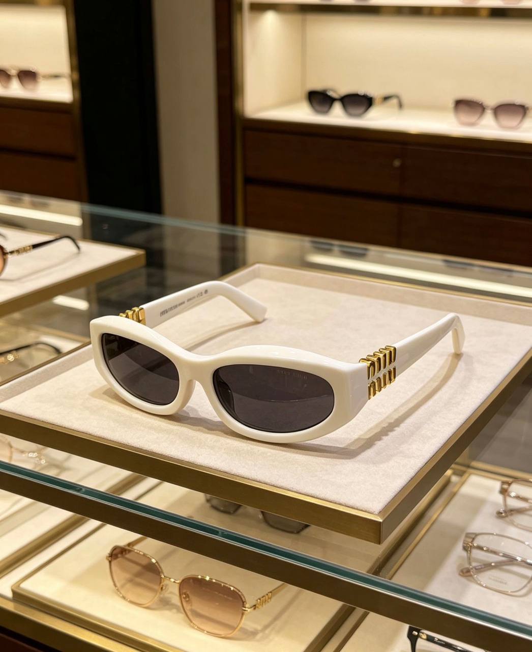 *Sunglasses 🕶️ ❤️‍🔥*
Super master quality 💯
With master box 🗃️ 
And paper bag 🛍️
170 dhs✅

Zain216
♥️♥️♥️