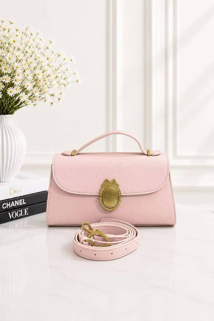 Dior
Best quality with box’s 
110 dhs🇦🇪🇦🇪
size 24 Cm

Zain290
♥️♥️♥️
