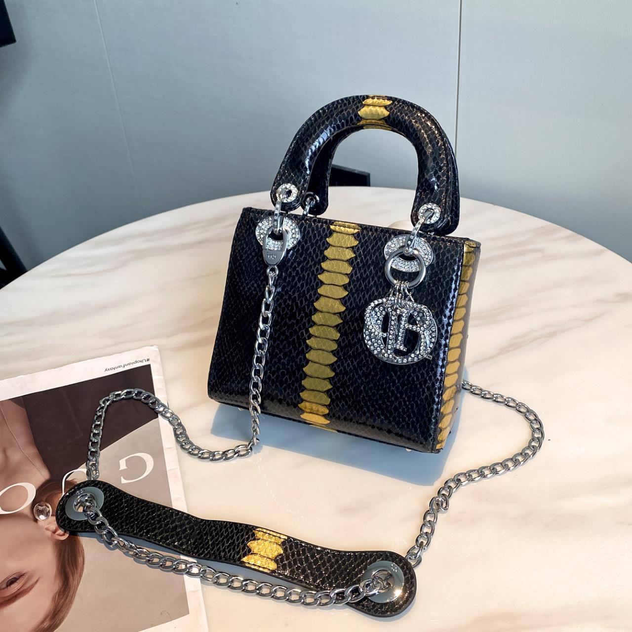 Dior
Best quality 
with box’s 
🎁🎁🎁

120 dhs🪙🖤
size 18cm

Zain158
♥️♥️♥️