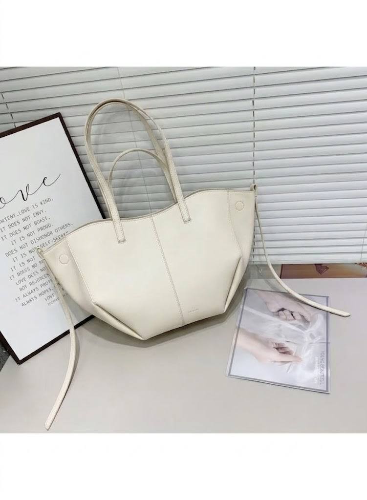 POLENE Totebag
Cyme leather Material
Open pocket
With BOX🎁
size : 42 cm
110 dhs✅
 
Zain239
♥️♥️♥️