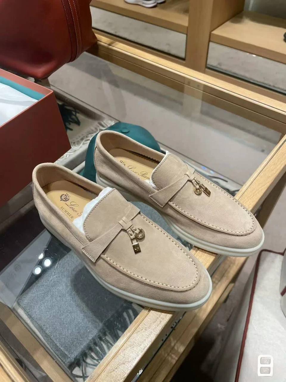 NEW CAME 
GOOD QUALITY 
LORO PIANA 
130 dhs✅
Size 36 TO 41

Zain40
♥️♥️♥️