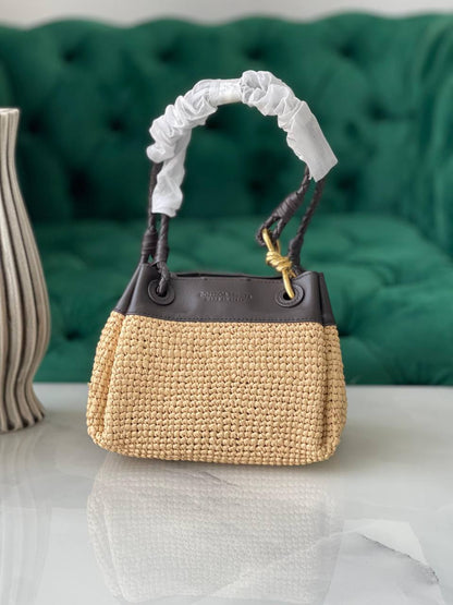 BOTTEGA ✨
Size- 20Cm💥
Available original box 📦 
With full packing 🎀🎀
Super high quality 💥💥
For Price 👇 WhatsApp✅
0568585901 
0507557372
0552275751 Owner Zain 👌

Zain282
♥️♥️♥️