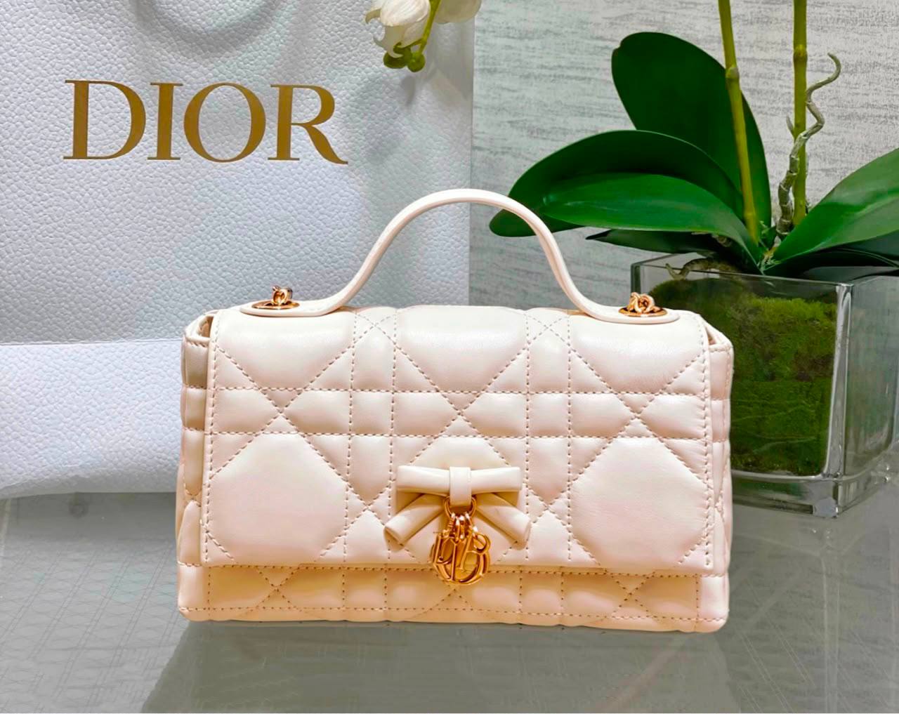 DIOR 
HIGH QUALITY 
WITH BOX  
🎁🎁🎁

120 DHS✅

Zain295
♥️♥️♥️