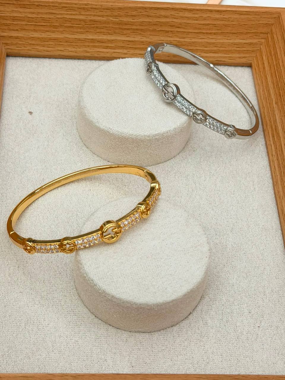 Bangle ❤️‍🔥*
good quality 💯
With black boxes 🗃️ 
20 dhs💓
With normal boxes 📦 
And paper bag🛍️
30 dhs💓

Zain216
♥️♥️♥️