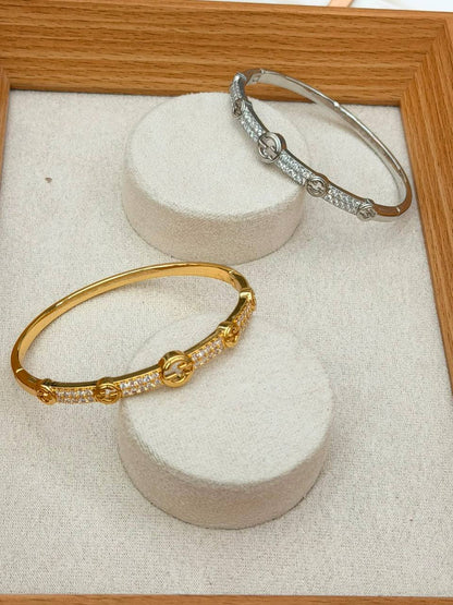 Bangle ❤️‍🔥*
good quality 💯
With black boxes 🗃️ 
20 dhs💓
With normal boxes 📦 
And paper bag🛍️
30 dhs💓

Zain216
♥️♥️♥️